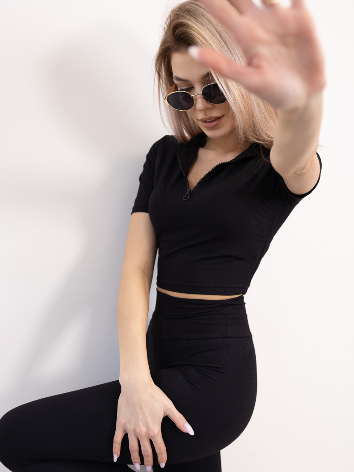 BLUZKA KRÓTKA  CZARNA DMF