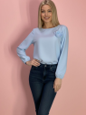 Bluzka z ozdobnym kwiatem błękitna