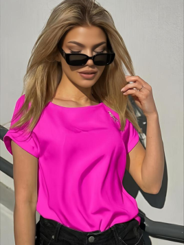 Bluzka z ozdobną broszką fuksja